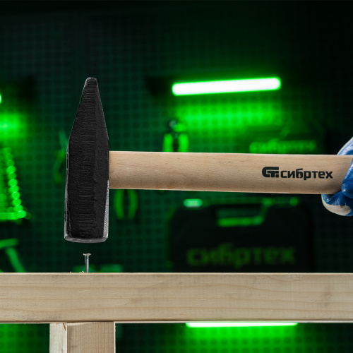 Молоток слесарный 1000 г, квадратный боек, деревянная рукоятка Сибртех по ценам производителя в Воронеже с доставкой по всей России