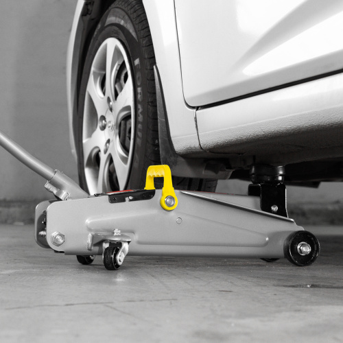 Домкрат гидравлический подкатной, 2 т, высота подъема 135-385 мм, в пластиковый кейсе Matrix по ценам производителя в Воронеже с доставкой по всей России