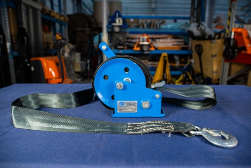 Лебедка ручная барабанная с лентой  0,5т 20 м оцинкованная TOR LHW по ценам производителя в Воронеже с доставкой по всей России