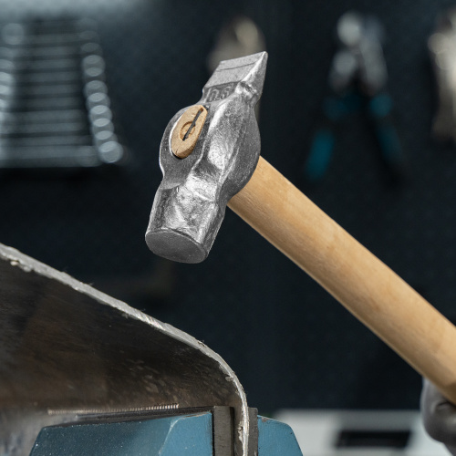 Молоток слесарный, 600 г, круглый боек, деревянная рукоятка по ценам производителя в Воронеже с доставкой по всей России